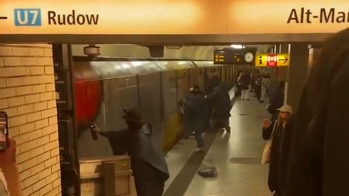 Chaoten besprühen Berliner U-Bahn