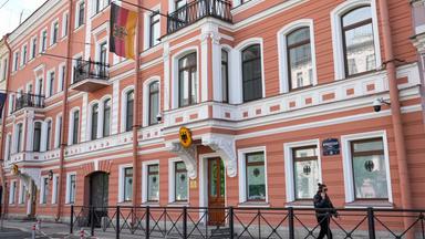 Diplomatische Spannungen zwischen Deutschland und Russland: Schließung von Einrichtungen und Konsulaten