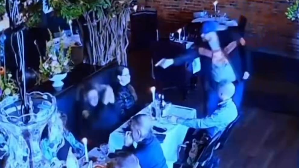 Mann bedroht Ex-Frau in Restaurant mit Waffe