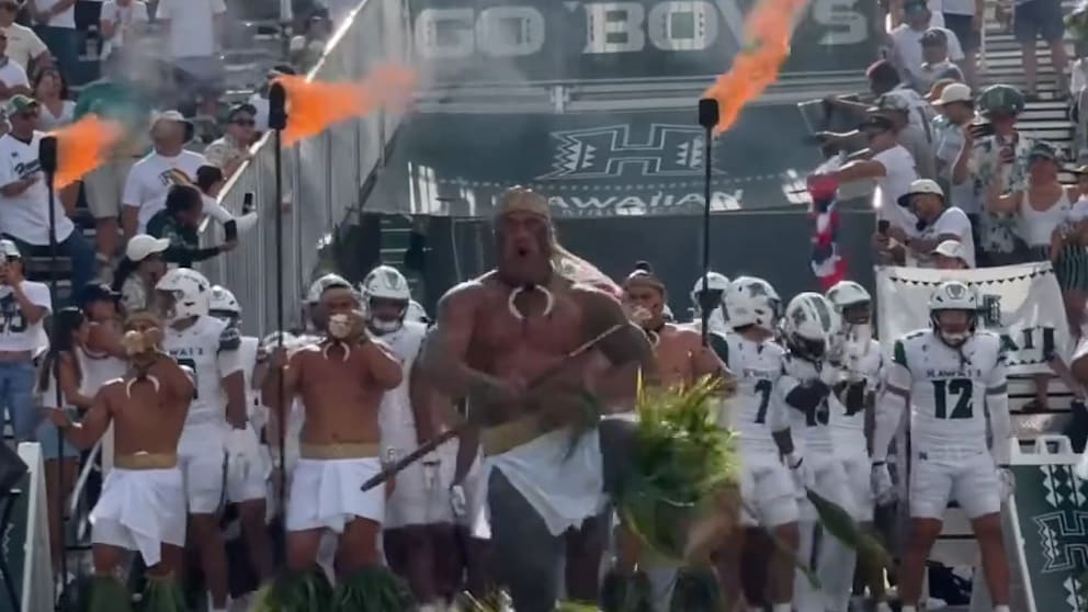 Hawaii Rainbow Warriors beeindrucken mit spektakulärem Spieleinlauf