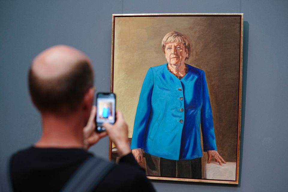 Merkel erklärt Farbwahl ihres Porträts im Bode-Museum