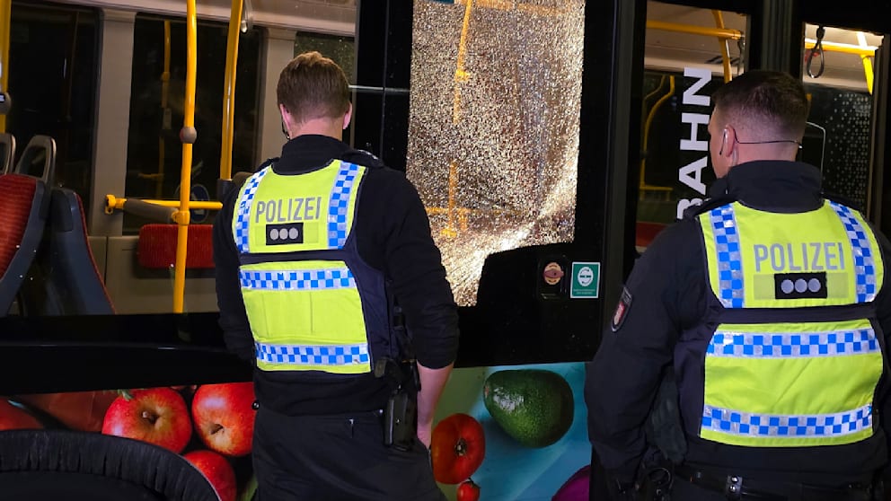 Dramatische Ereignisse in Hamburg: Frau sucht Schutz im Bus, Schüsse fallen