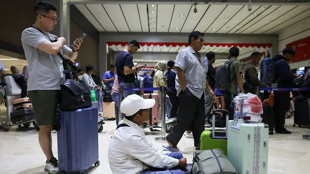 Vulkanausbruch in Indonesien legt Flughafen lahm