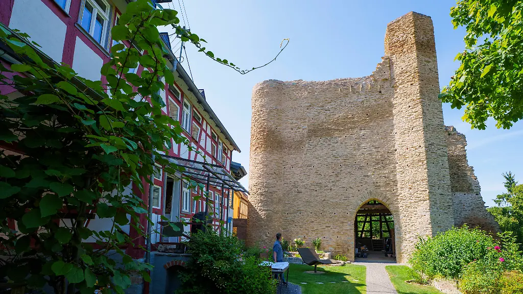 Familie Liss saniert Burgruine im eigenen Garten