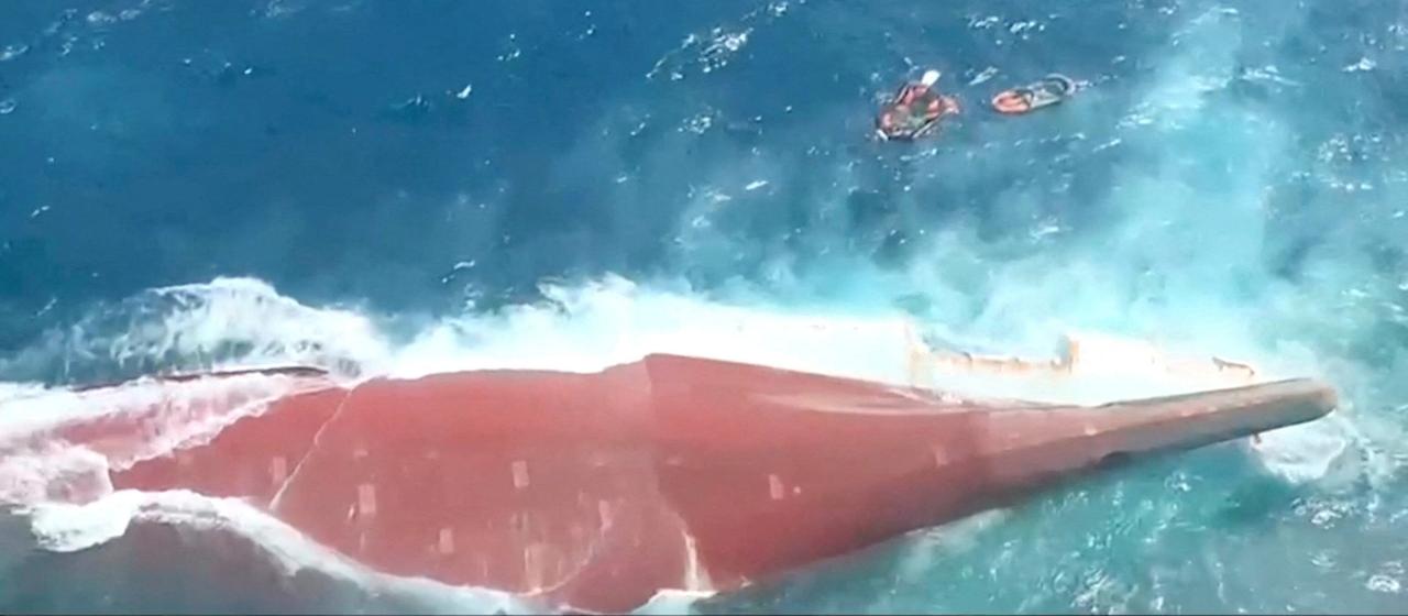 Rettungsaktion nach Fährunglück in Indonesien