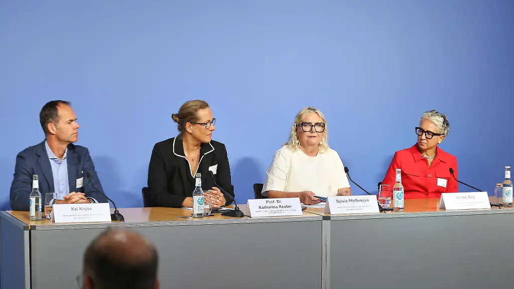 Wirtschaft setzt auf Zuwanderung und Demokratie
