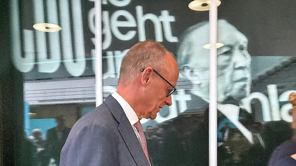 Union auf Umfragen-Tiefstand, AfD führt weiter