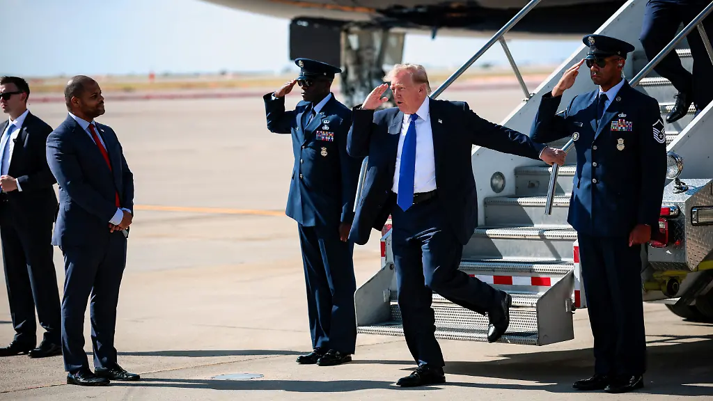 Notrutsche an Trumps Air Force One verzögert Abflug nach Dallas