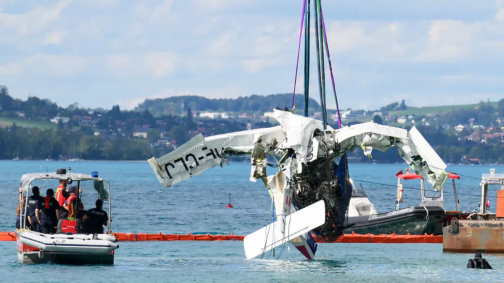 Bergung des abgestürzten Flugzeugs aus dem Attersee: Herausforderungen und Fortschritte