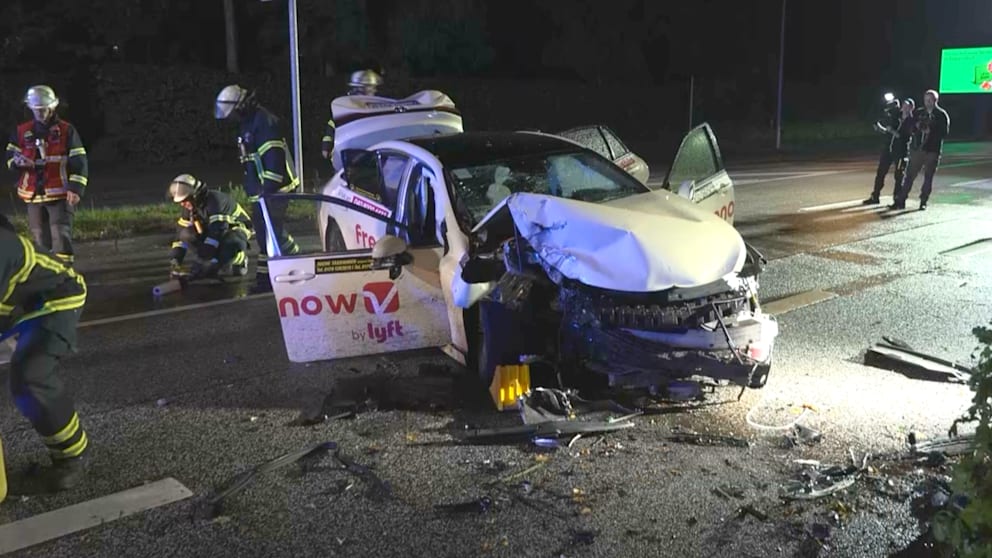 Schwerer Verkehrsunfall in Hamburg: Zwei Schwerverletzte bei Taxiunfall