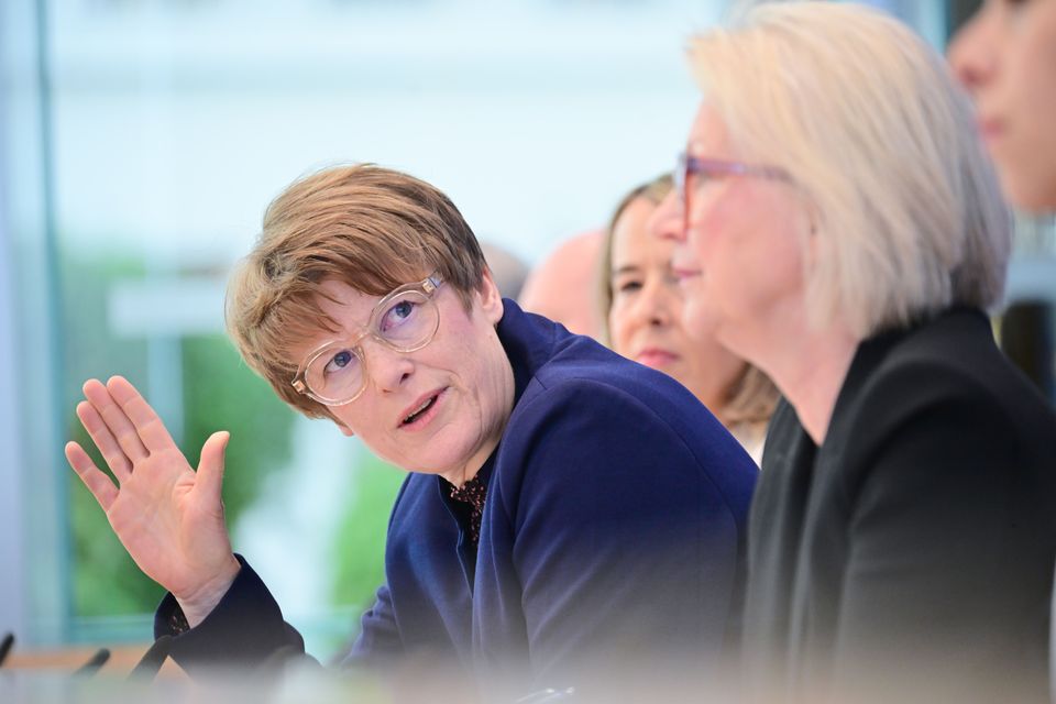 Veronika Grimm warnt vor Folgen des neuen Tankrabatts