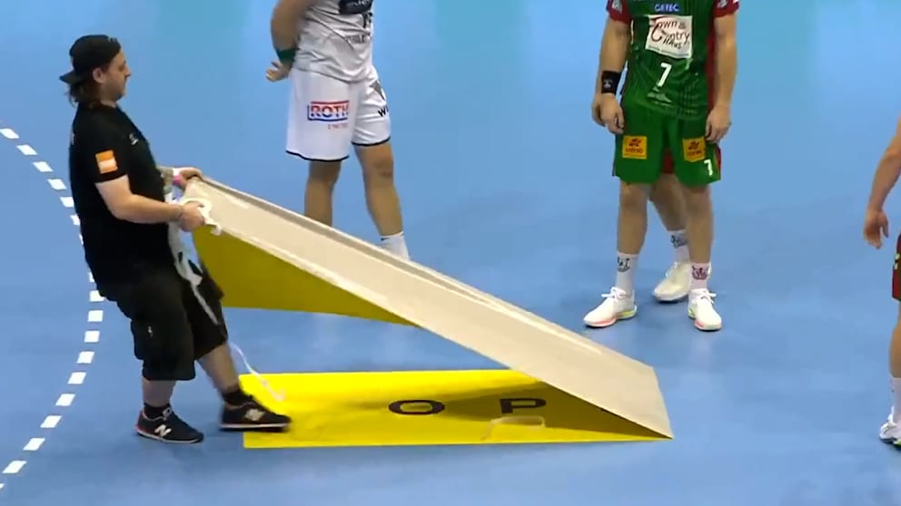 Werbeaufkleber verursachen Spielunterbrechung bei Handball-Bundesliga
