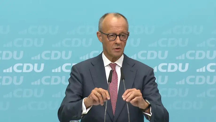 Bundeskanzler Merz kämpft mit Problemen bei Pressekonferenz
