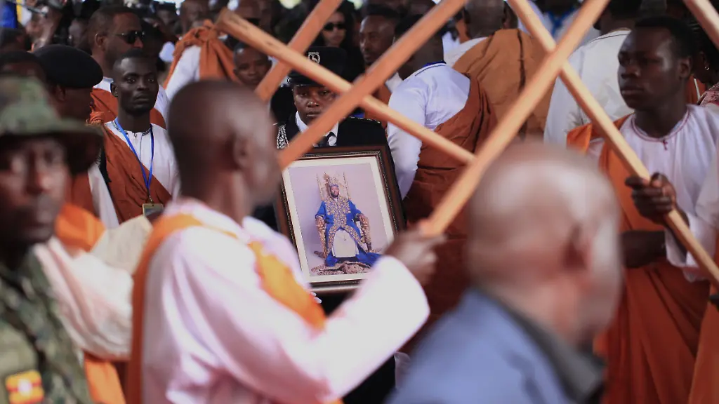 Jüngster König der Welt in Uganda beigesetzt
