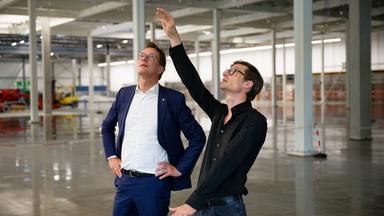 Ministerpräsident Hendrik Wüst auf Sommertour bei der Chipfabrik von Black Semiconductor