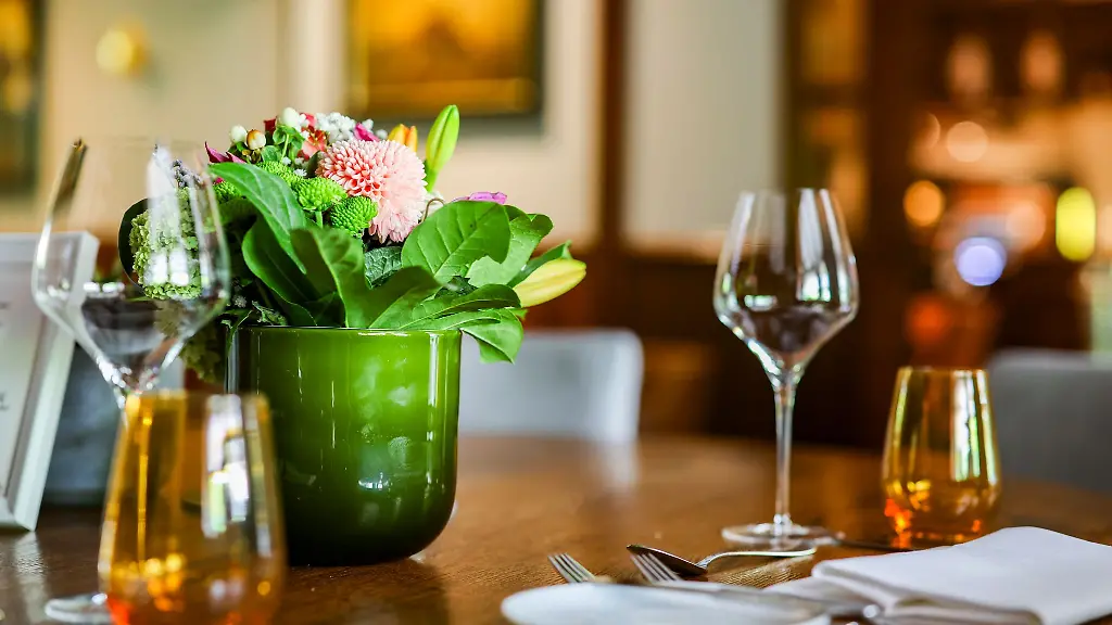 Wer zahlt im Restaurant, wenn andere die Zeche prellen?