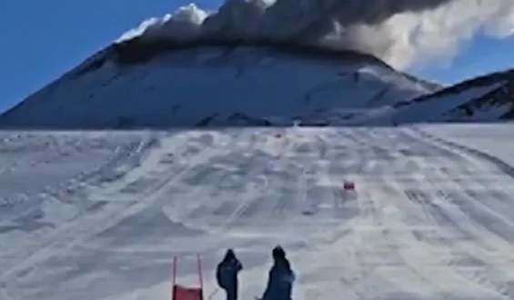 Vulkan wird nahe Piste aktiv