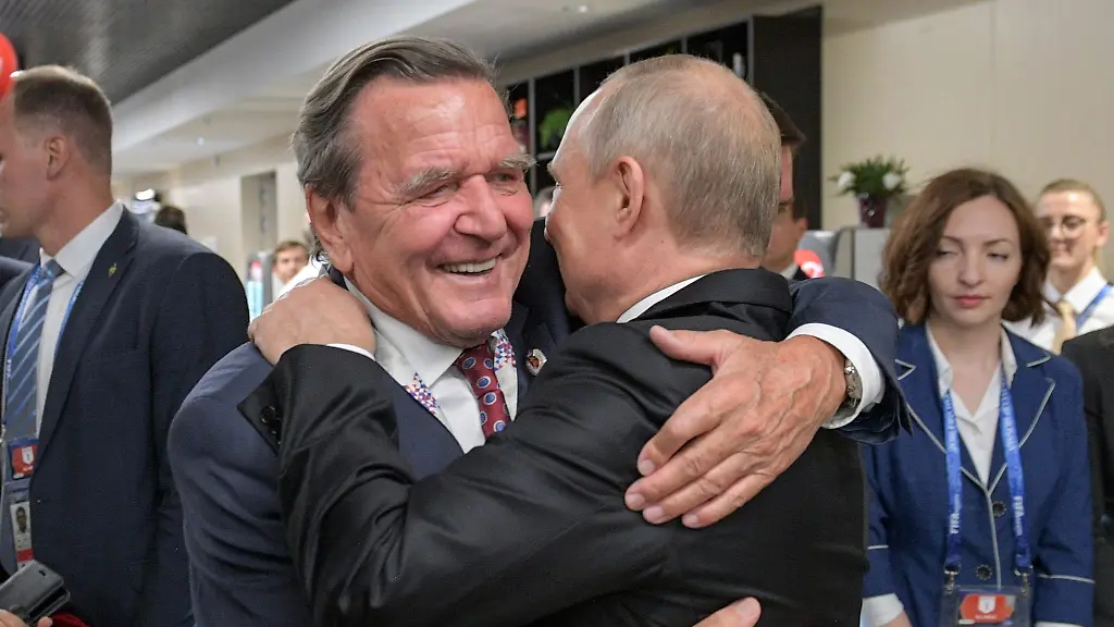 SPD-Landeschefs fordern Parteiausschluss von Schröder nach Putin-Besuch