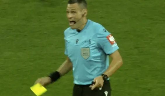 Schiedsrichter verwechselt Karten im Spiel Portugal gegen Norwegen