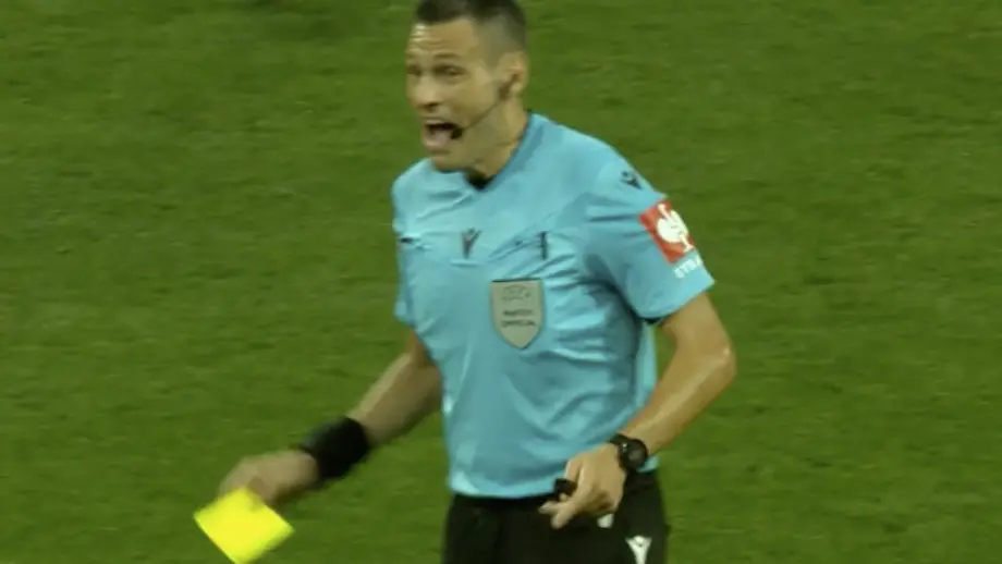 Schiedsrichter verwechselt Karten im Spiel Portugal gegen Norwegen