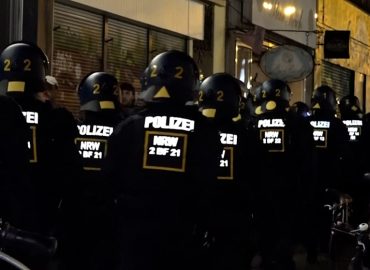 Krawall-Nacht vor dem Einheitstag: Steine gegen Polizisten