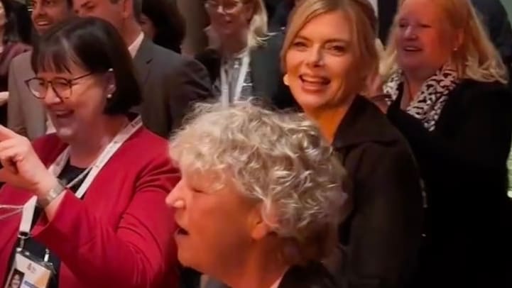 Politische Prominenz beim Singen vereint: Klöckner und andere rocken Bremen