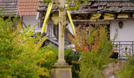 Unfall in Bretten-Büchig: Auto prallt gegen Hauswand
