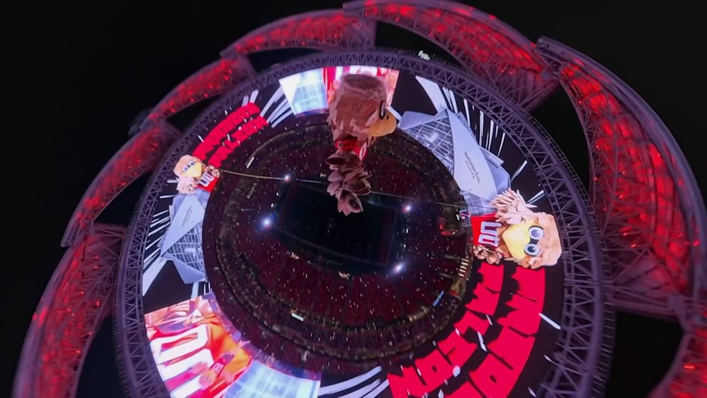 Spektakulärer Stunt: „Halbes Hähnchen“ über dem Stadion