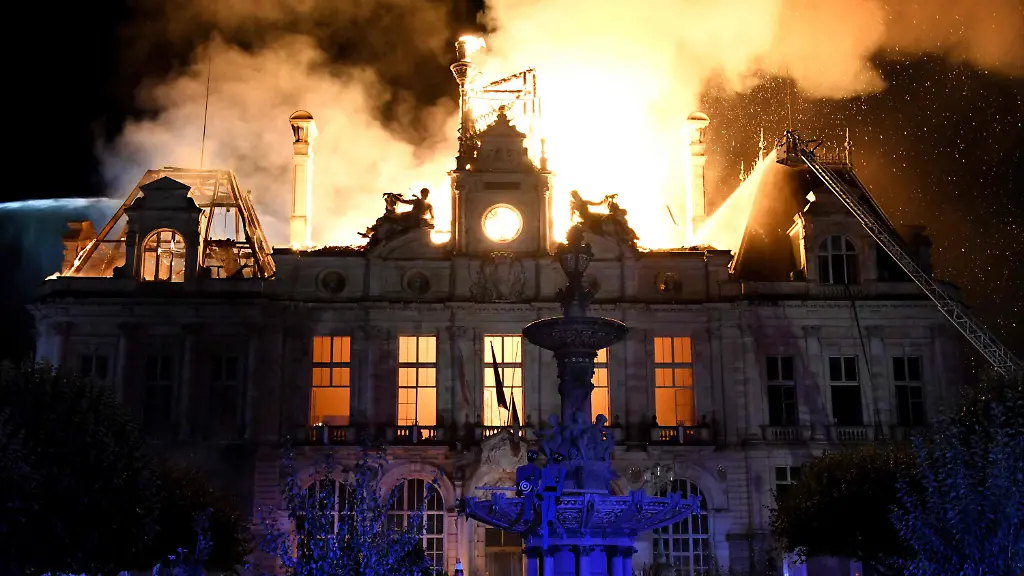 Ausschreitungen in Frankreich: Randalierer setzen Rathaus von Limoges in Flammen