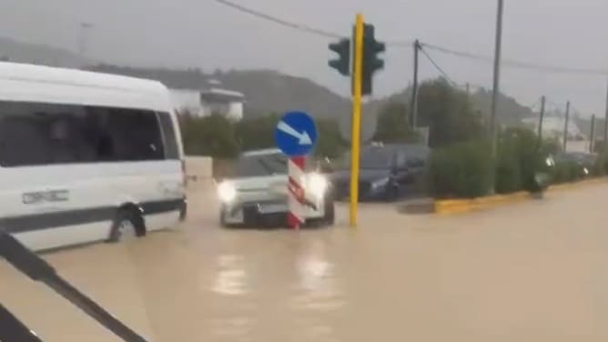 Regenflut auf Rhodos: Insel versinkt im Wasser
