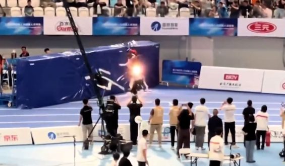 Roboter-Rennen in Peking endet im Chaos
