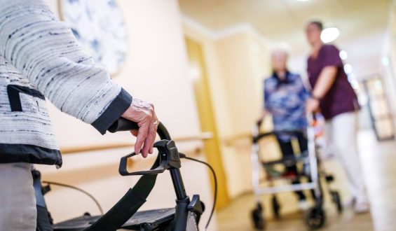Steigende Löhne in der Langzeitpflege belasten Pflegebedürftige