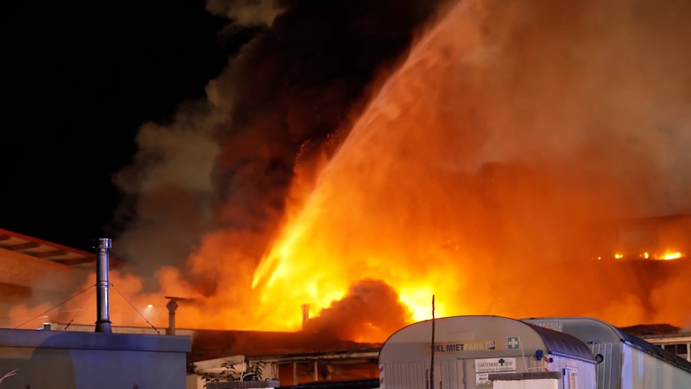 Großbrand in Lagerhalle in Schwerte-Westhofen