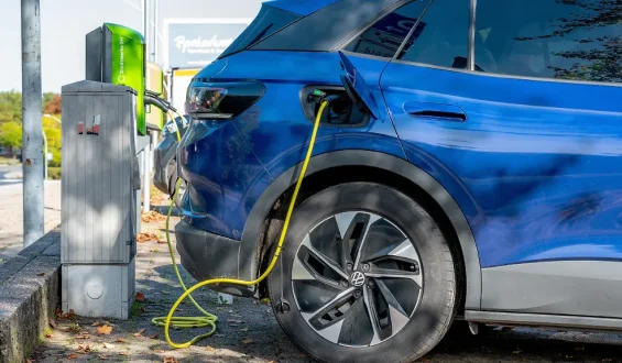 Preisunterschied zwischen E-Autos und Verbrennern verringert sich wieder