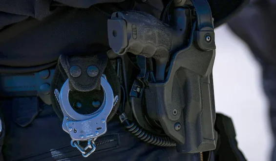 Razzia im Reinigungsgewerbe: Umfangreiche Polizeieinsätze und Festnahmen