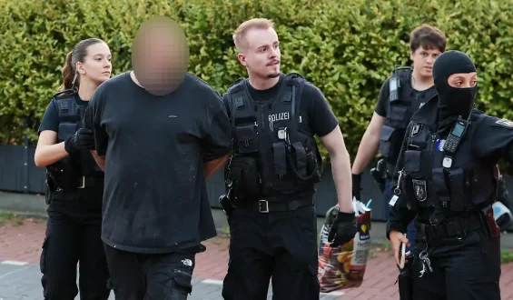 Polizist und Stadt-Mitarbeiter bei „Hells Angels“-Razzia verdächtigt