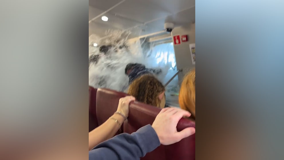 Urlaubsfähre trotzt starkem Seegang: Passagiere von Wasser überrascht