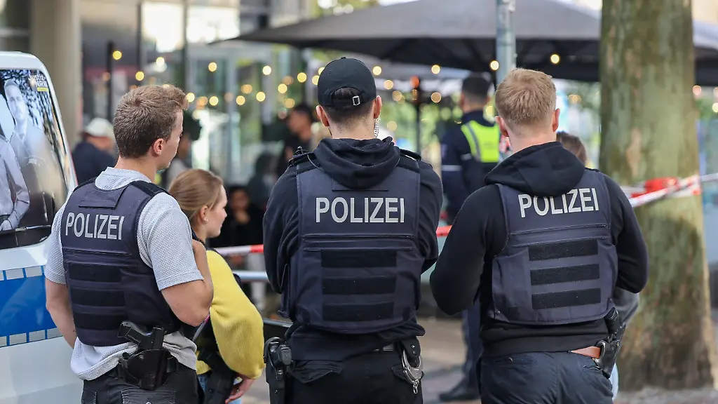 Polizei sucht drei Männer: Befreiter Häftling in Essen entkam auf E-Scooter