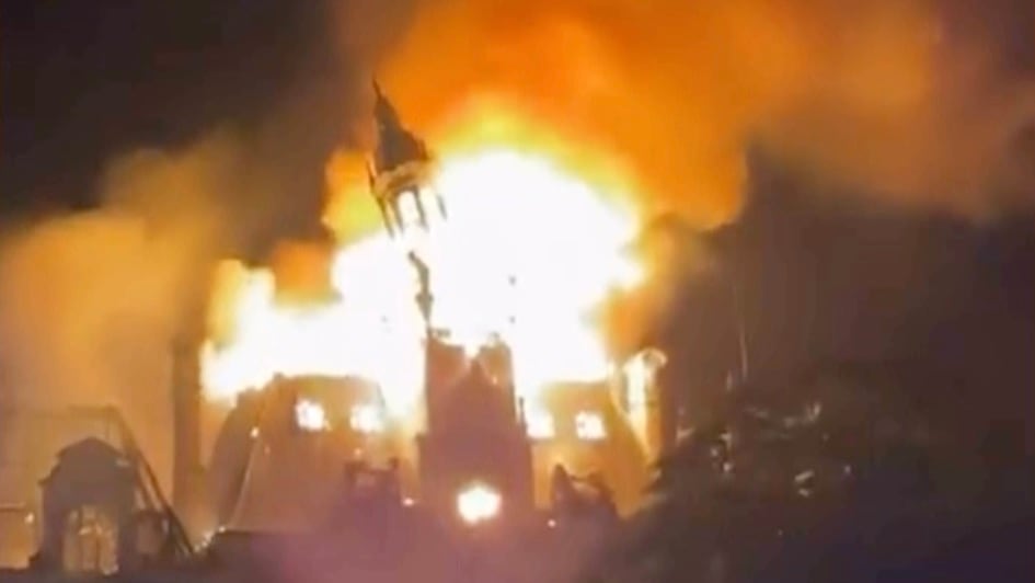 Nach schweren Ausschreitungen in Frankreich: Historisches Rathaus brennt
