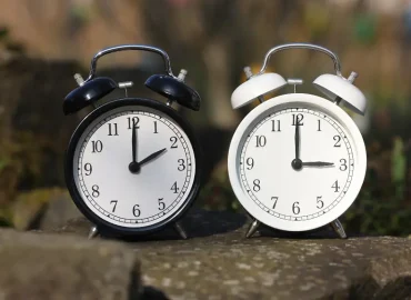 Gesundheitliche Auswirkungen der Zeitumstellung: Sommerzeit oder Winterzeit?