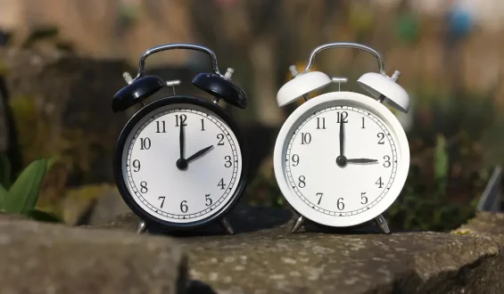 Gesundheitliche Auswirkungen der Zeitumstellung: Sommerzeit oder Winterzeit?