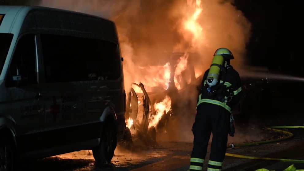 Verdacht auf Brandstiftung: Zerstörte Autos in Hamburg