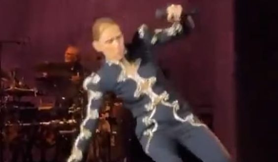 Schreckmoment bei Konzert in Paris: Céline Dion stürzt auf der Bühne