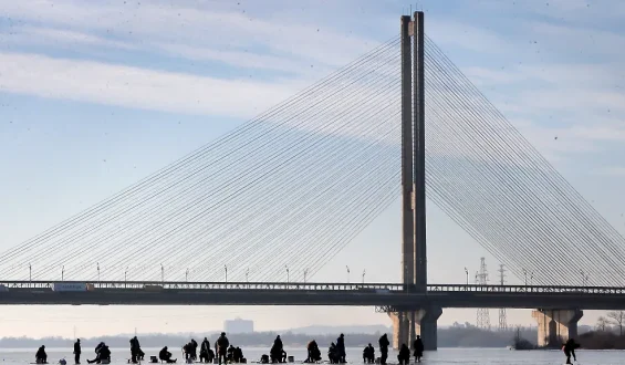 Russische Angriffe auf Dnipro-Brücke und Schule in Kiew