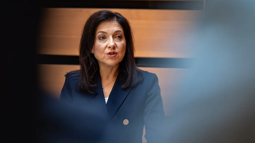 Linke zieht gegen Ministerin vor Gericht wegen kritischer Social-Media-Posts