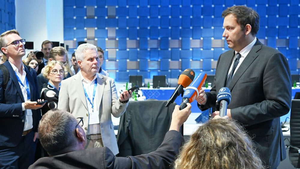 Lars Klingbeil reist mit einem Sack voller Probleme