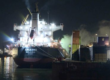 Feuer auf Frachtschiff ARIADNE im Hamburger Hafen
