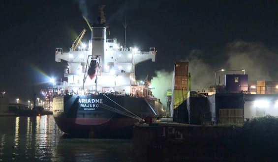 Feuer auf Frachtschiff ARIADNE im Hamburger Hafen