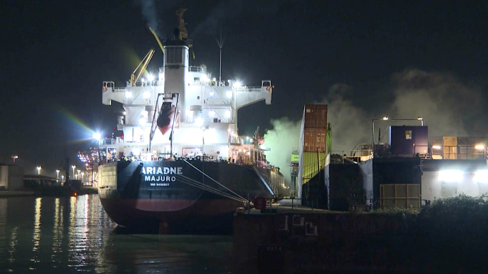 Feuer auf Frachtschiff ARIADNE im Hamburger Hafen