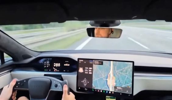 Tesla-Unfall auf der A10 bei Berlin